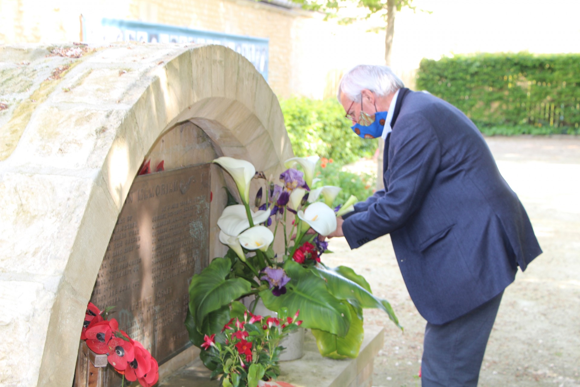 l'historien Yves Lecouturier dépose des fleurs